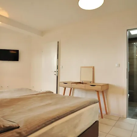 Lagadin Lakeview Apartment *